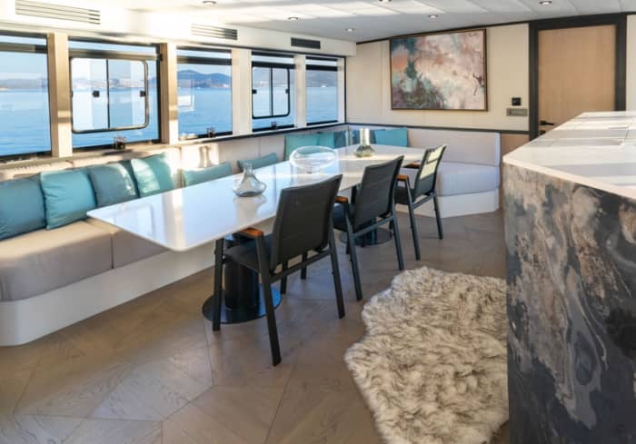 Exclusieve privé-dagcharter op een motorjacht voor een luxe ontsnapping op zee.