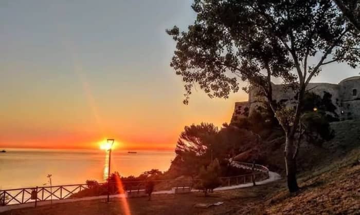 Zachód słońca na wybrzeżu Trabocchi