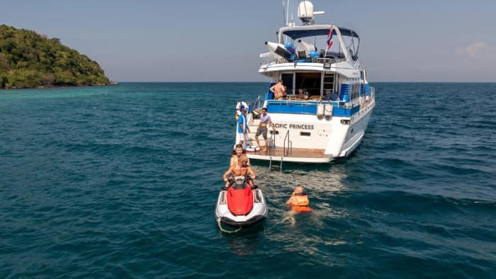 Excursion en bateau au coucher du soleil vers Monkey Island. Une soirée romantique sur un yacht.