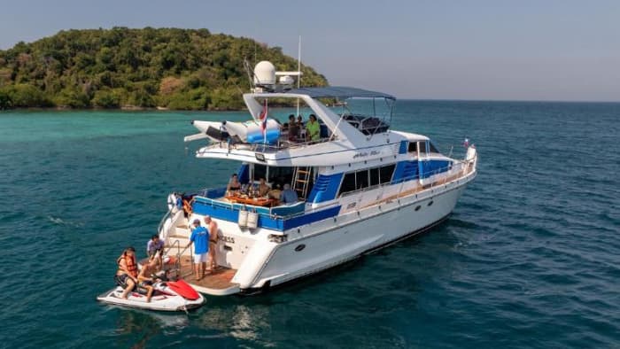 Excursion en bateau au coucher du soleil vers Monkey Island. Une soirée romantique sur un yacht.