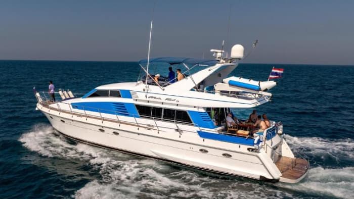 Excursion en bateau au coucher du soleil vers Monkey Island. Une soirée romantique sur un yacht.