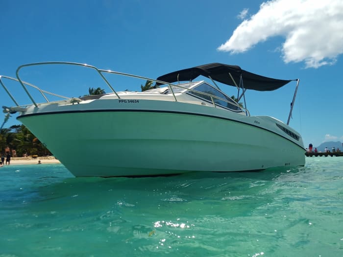 Genießen Sie einen ganzen Tag auf einem Motorboot in Le Gosier