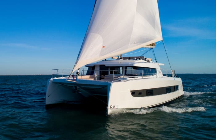 Excursie naar Formentera of de zuidelijke stranden van Ibiza op een luxe catamaran.