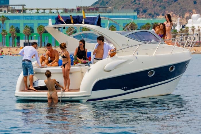 Naturschutzgebiet Zingaro, SCOPELLO, UZZO, TONNARA, Weiße Bucht: Ein Traum aus weißen Stränden und kristallklarem Meer. Bewundern Sie den Meeresboden von unserer Yacht aus.

WIR FAHREN IN DIE FARAGLIONI
Unser Erlebnis ist einzigartig und unvergesslich.

Skipper und Beiboot vor Ort.