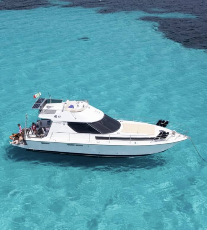 A day in the Stintino area: enjoy 6.5 hours of exploration aboard a 14-meter motorboat