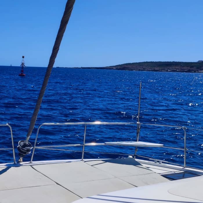 Ciesz się ekskluzywnym rejsem prywatnym katamaranem wzdłuż Costa Dorada na pokładzie DORTOKI