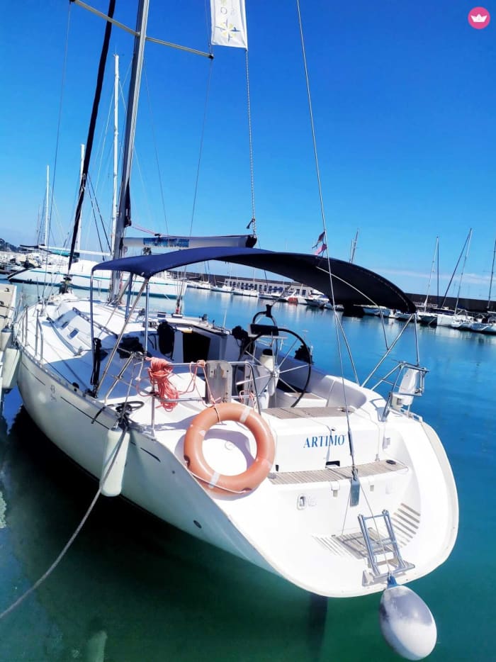 Een dagvullende zeiltocht naar de verborgen baaien van Ibiza en het kristalheldere water van Formentera.