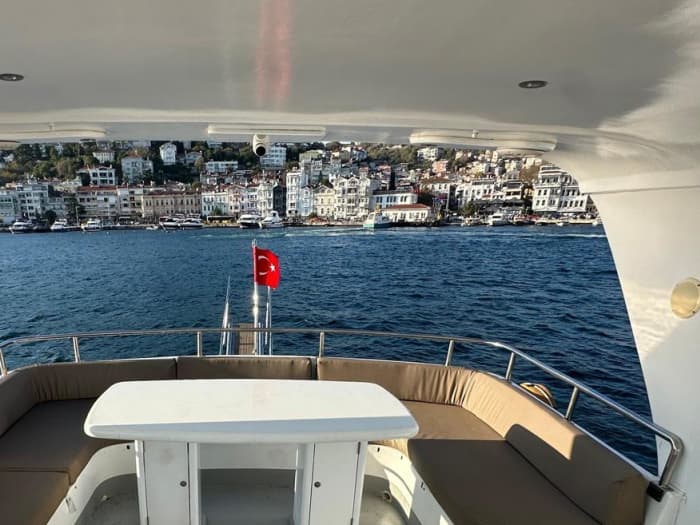 Croisière-dîner de luxe sur le Bosphore à bord d'un yacht à moteur privé