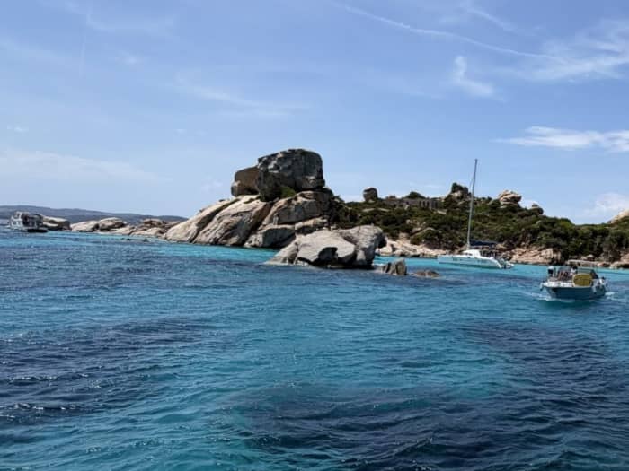 Aluguel de iate de luxo saindo de Porto Pozzo: Uma experiência privada exclusiva no Arquipélago de Maddalena
