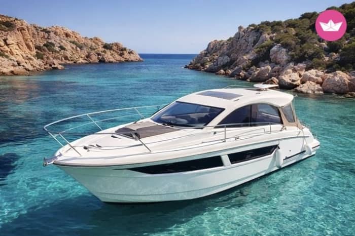 Aluguel de iate de luxo saindo de Porto Pozzo: Uma experiência privada exclusiva no Arquipélago de Maddalena