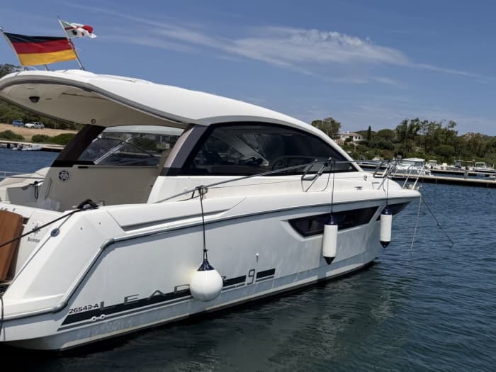 Aluguel de barco de luxo saindo de Porto Pozzo: Experiência privativa de meio dia no Arquipélago de Maddalena