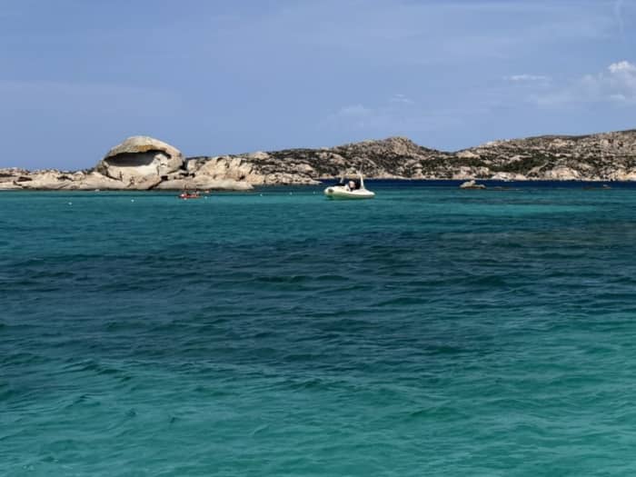 Luxe chartervlucht vanuit Palau: Exclusieve privé-ervaring in de Maddalena-archipel
