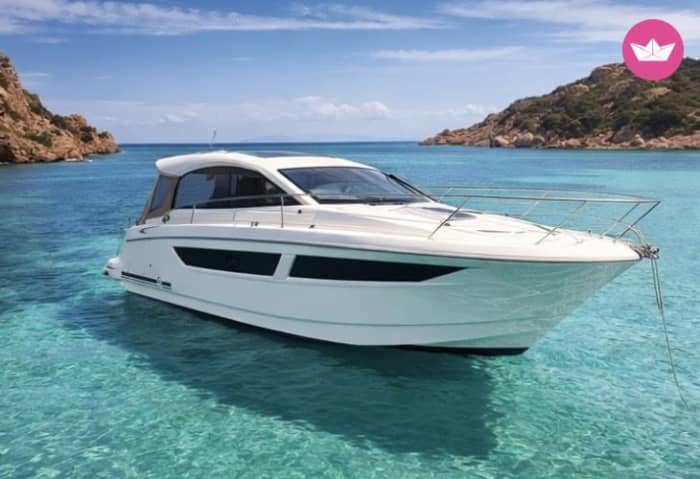 Luxe charter vanuit Capo d'Orso: Exclusieve privé-ervaring in de Maddalena-archipel.