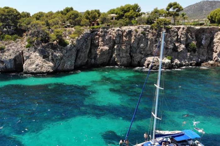 ☀️ Een magische zonsondergang in het Enderrocat Marine Reserve, all-inclusive:
🍗 BBQ, kajakken, snorkelen 🤿, drankjes 🍷, muziek 🎵, zonnebaden 🌞