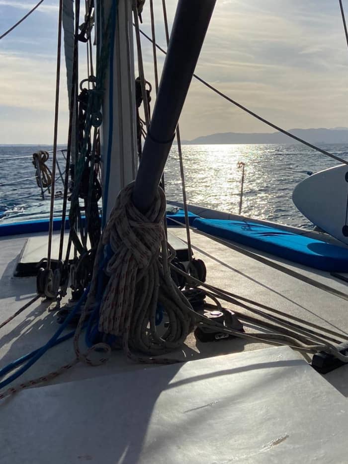 ☀️ Een magische zonsondergang in het Enderrocat Marine Reserve, all-inclusive:
🍗 BBQ, kajakken, snorkelen 🤿, drankjes 🍷, muziek 🎵, zonnebaden 🌞