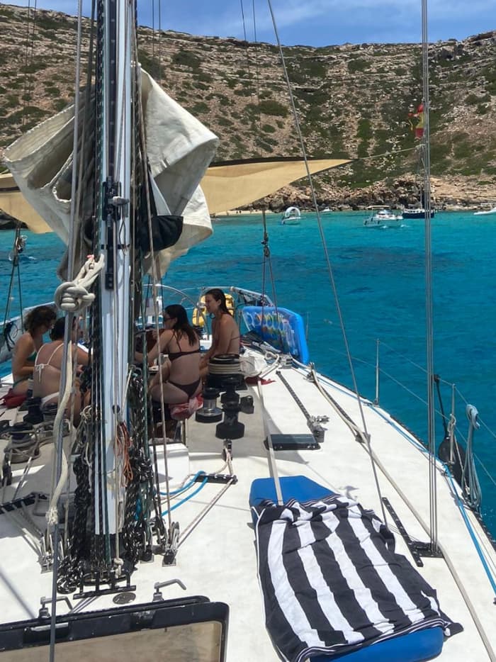 ☀️ Een magische zonsondergang in het Enderrocat Marine Reserve, all-inclusive:
🍗 BBQ, kajakken, snorkelen 🤿, drankjes 🍷, muziek 🎵, zonnebaden 🌞