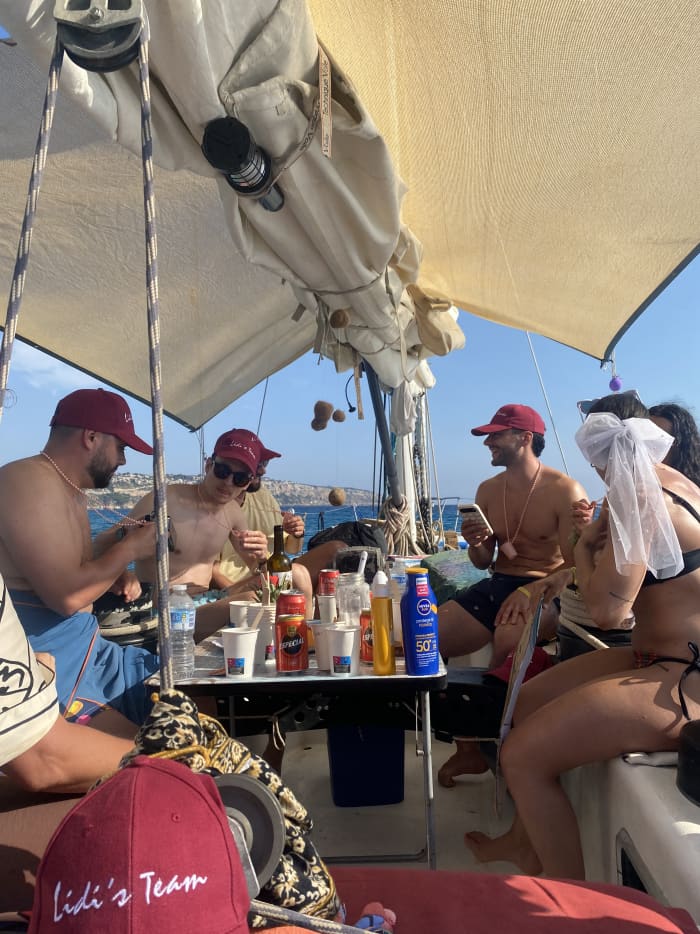 ☀️ Een magische zonsondergang in het Enderrocat Marine Reserve, all-inclusive:
🍗 BBQ, kajakken, snorkelen 🤿, drankjes 🍷, muziek 🎵, zonnebaden 🌞