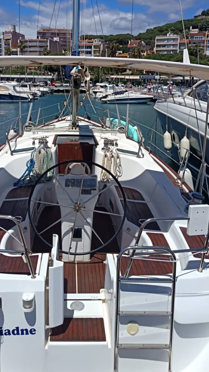 Costa Brava in 4 uur – Zeiltocht met snack en paddleboarden met Ariadne