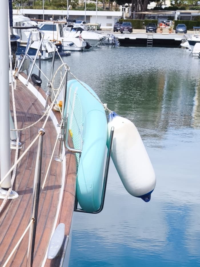 Costa Brava in 4 uur – Zeiltocht met snack en paddleboarden met Ariadne