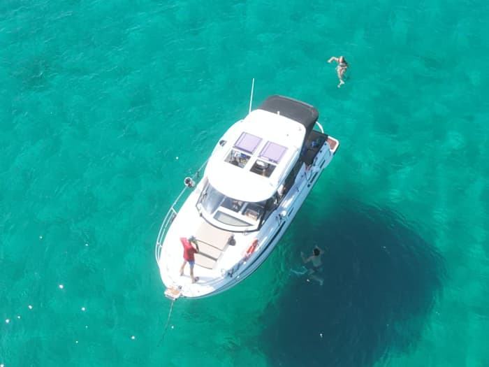 Alicante: Halve dag. Wij bieden een prachtig motorjacht aan om van de kust te genieten.