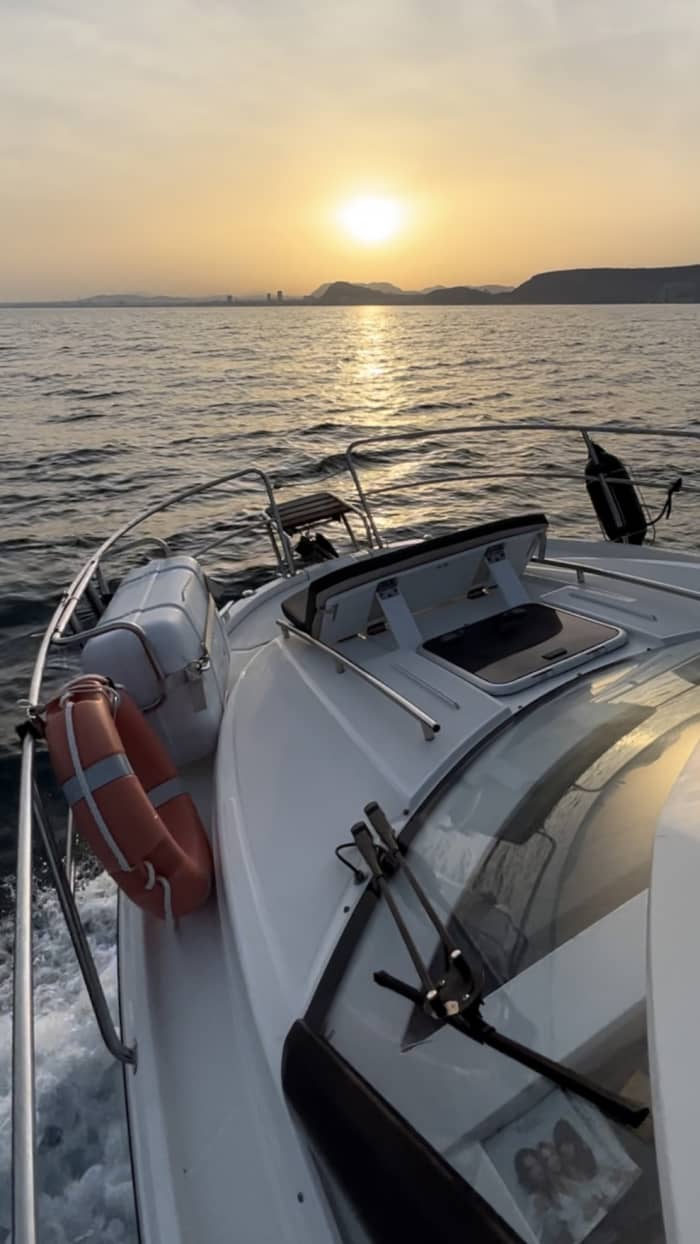 Alicante: Wij bieden een volledige dagtocht aan op een prachtig motorjacht om van de kust te genieten.