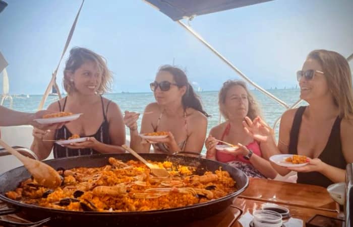 SHOW-COOKING PAELLA SAILING ON A PRIVATE CATAMARAN