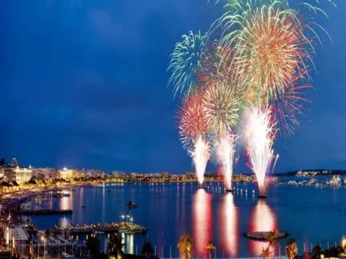 Vuurwerk vanuit de baai van Cannes — Vier uur aan boord voor Europa's mooiste vuurwerkfestival