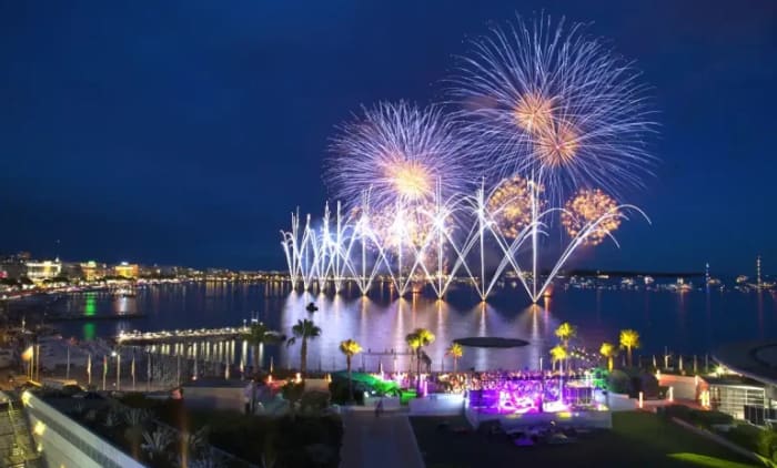 Vuurwerk vanuit de baai van Cannes — Vier uur aan boord voor Europa's mooiste vuurwerkfestival