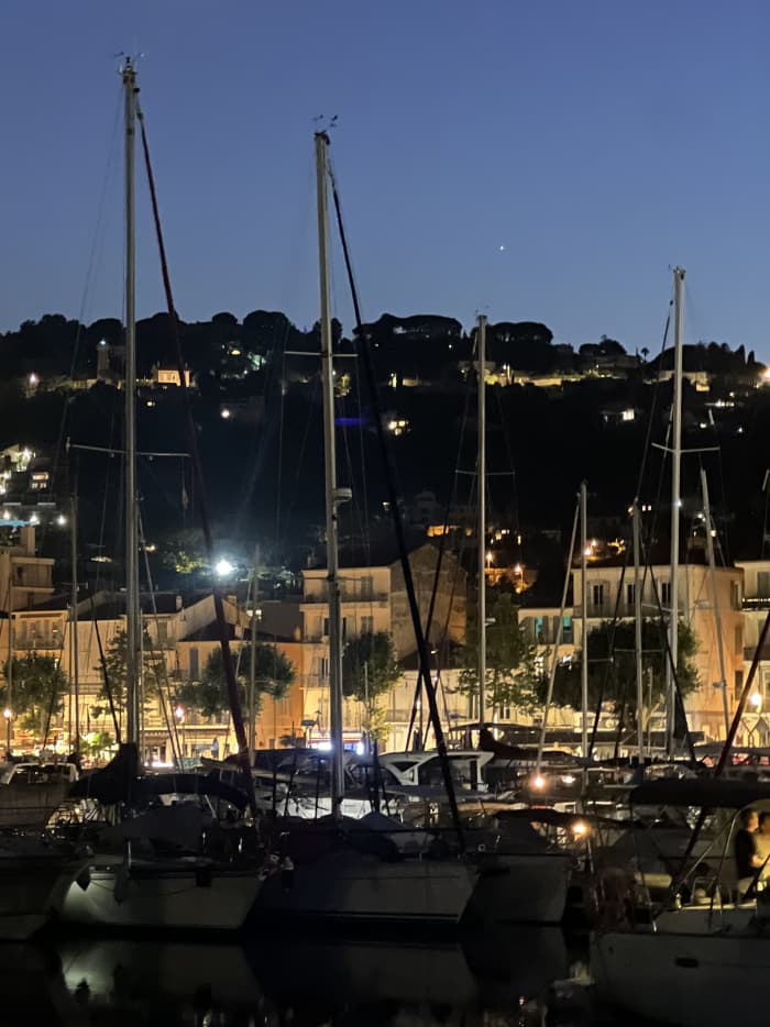 Vuurwerk vanuit de baai van Cannes — Vier uur aan boord voor Europa's mooiste vuurwerkfestival