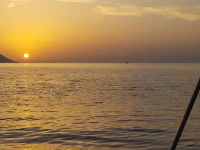 Magie van het gouden uur: privécruise bij zonsondergang met uitzicht op de stad