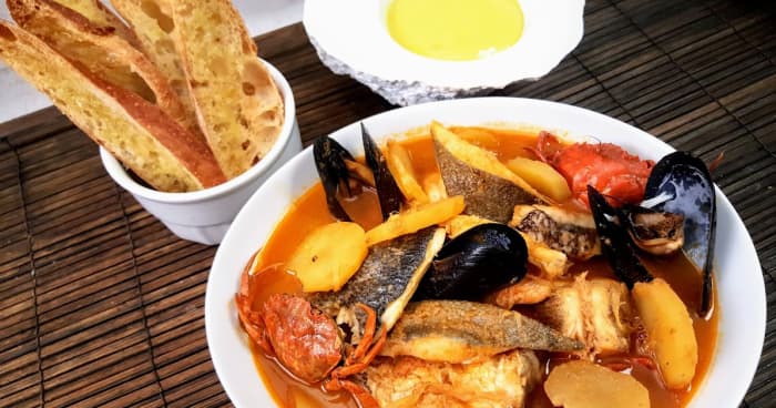 bouillabaisse als aperitief bij zonsondergang