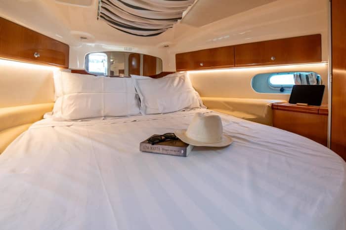 Antiparos, Panteronisi et Despotiko | Expérience d'une journée complète en yacht privé