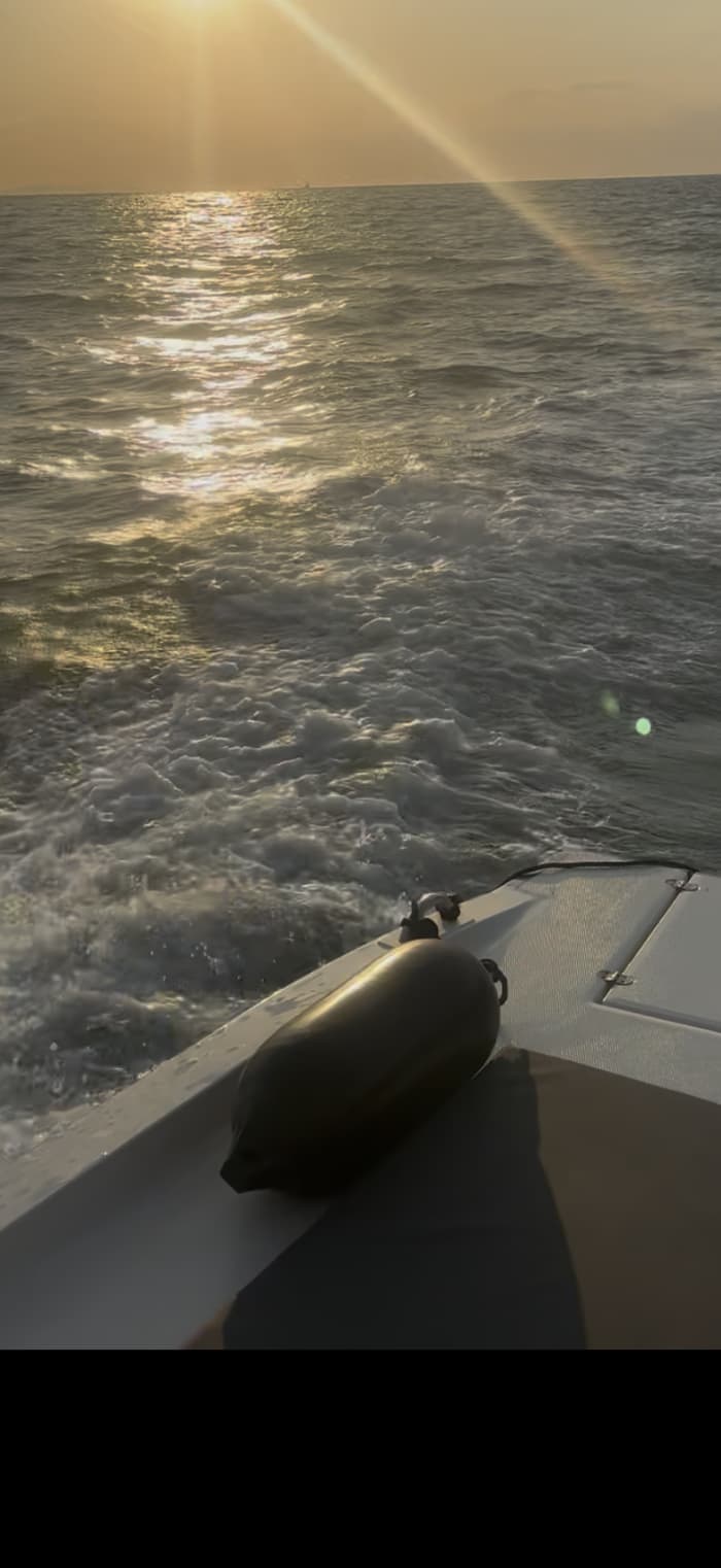 Crucero al atardecer cerca de la playa de Vrachos
