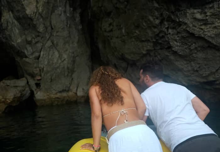 Playas y cuevas secretas