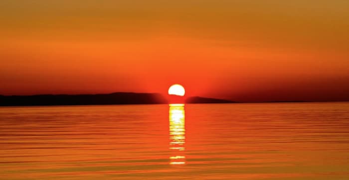 Makarska: Privé boottocht bij zonsondergang: zwemmen, dronefoto's, quiz en cadeautjes!