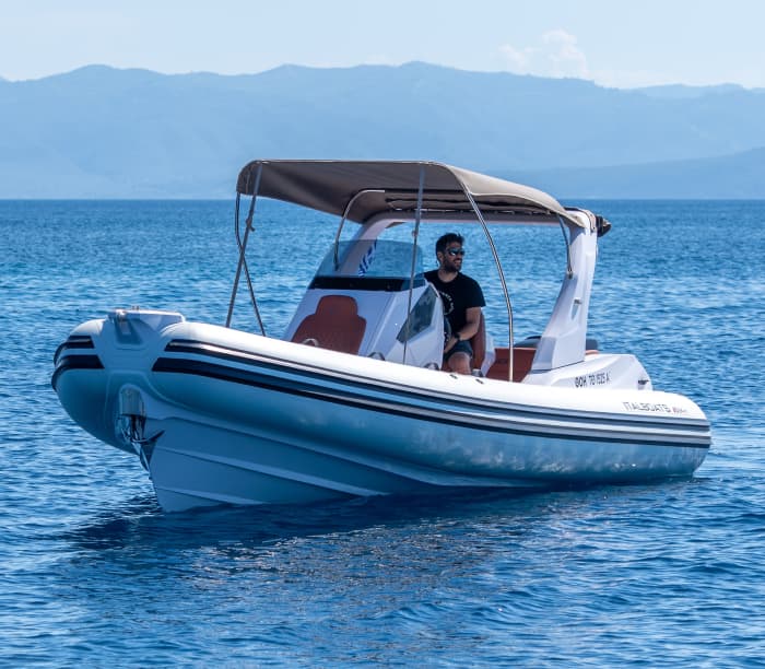 Découvrez Skiathos lors d'une excursion d'une journée en bateau à moteur.