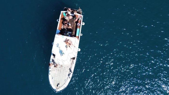 Ischia in Azzurro: a tour and stop for a swim in the wonders of the seas of Ischia and Forio.