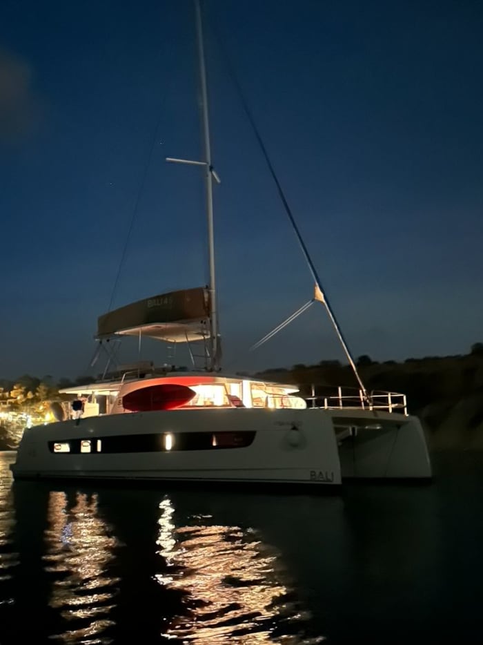 Excursie naar Formentera of de zuidelijke stranden van Ibiza op een luxe catamaran.