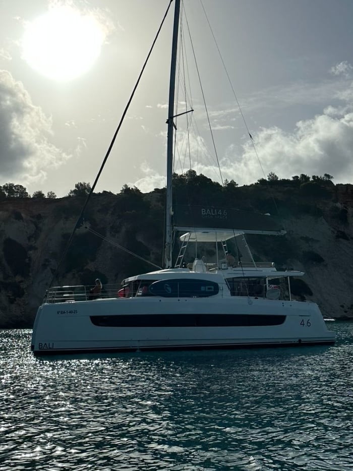 Excursie naar Formentera of de zuidelijke stranden van Ibiza op een luxe catamaran.