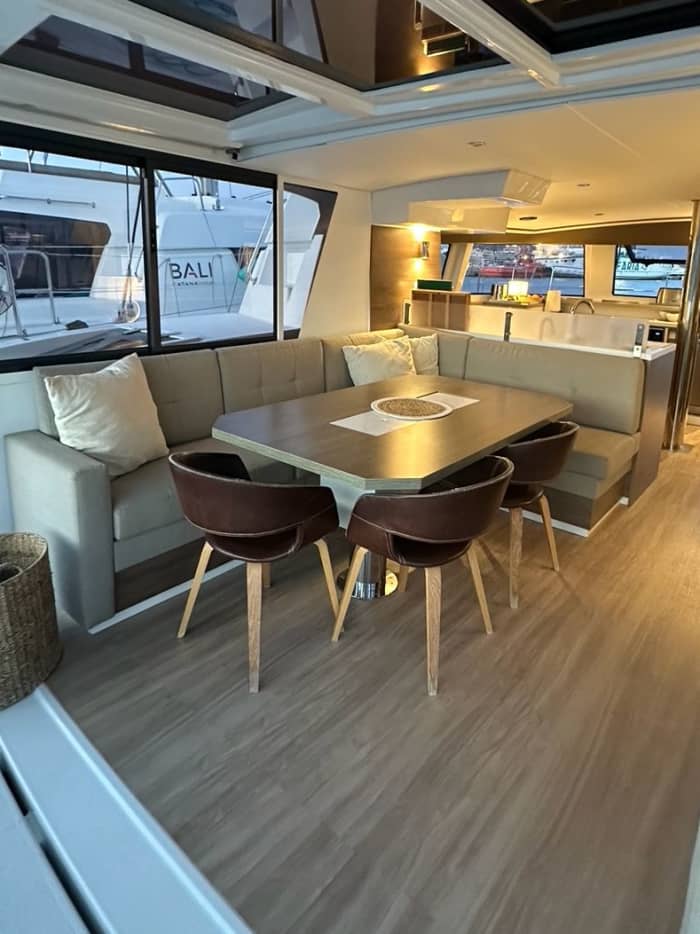 Excursie naar Formentera of de zuidelijke stranden van Ibiza op een luxe catamaran.