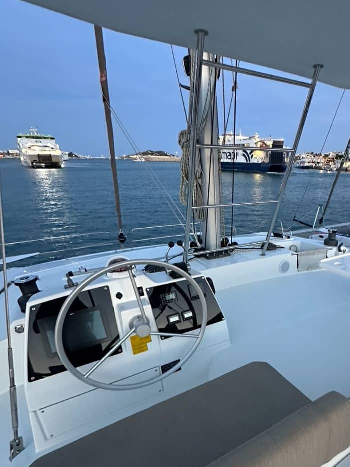 Excursie naar Formentera of de zuidelijke stranden van Ibiza op een luxe catamaran.