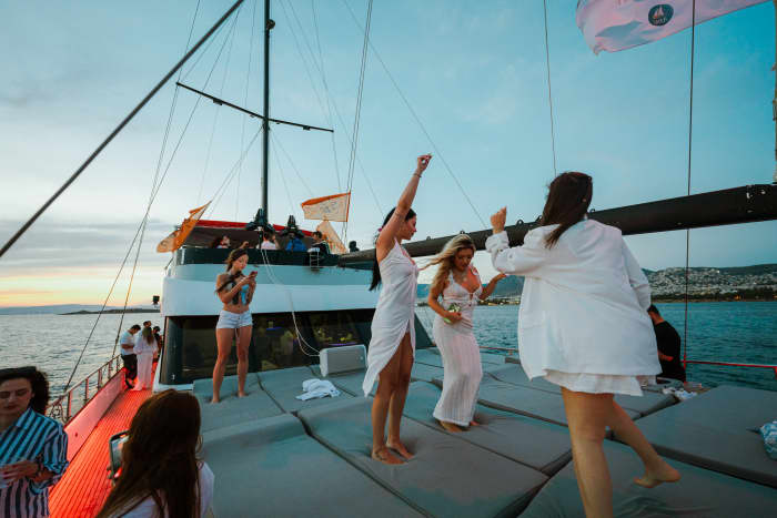 Ωmega Luxury Boat Experience – Weddings, Events & Private Cruises