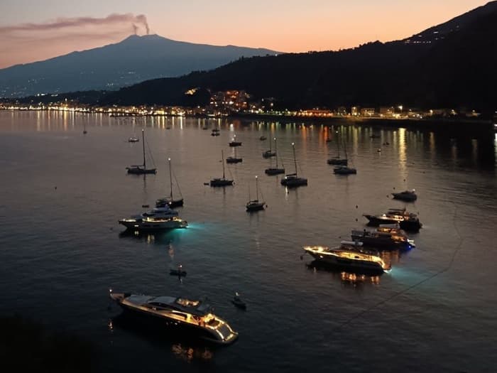 Delfine und Sonnenuntergang in Taormina