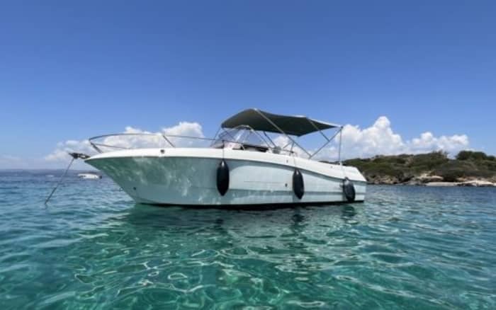 Custom Craft 650 - geniet optimaal van een 8 uur durende rondvaart over het meer, onder begeleiding van een professionele schipper.