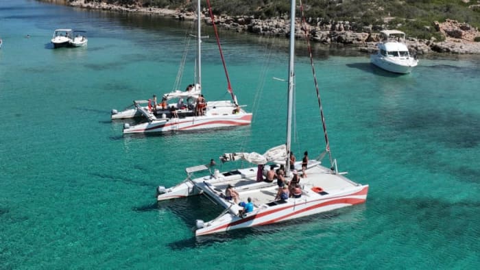 Excursion en catamaran avec plongée en apnée dans la réserve marine de Minorque - Demi-journée