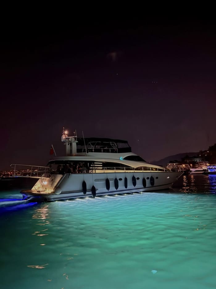 Luxury Private Yacht for 40 Guests in Istanbul – Princes’ Islands Swimming & Party Experience