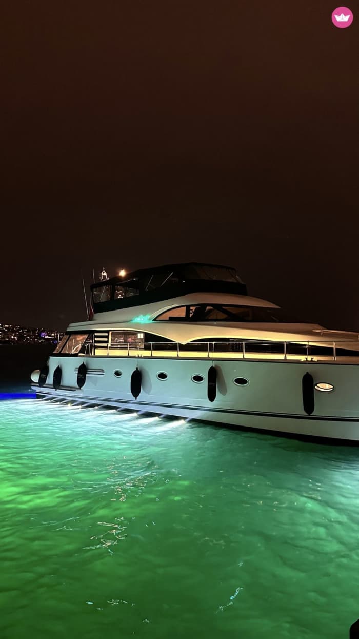 Luxury Private Yacht for 40 Guests in Istanbul – Princes’ Islands Swimming & Party Experience