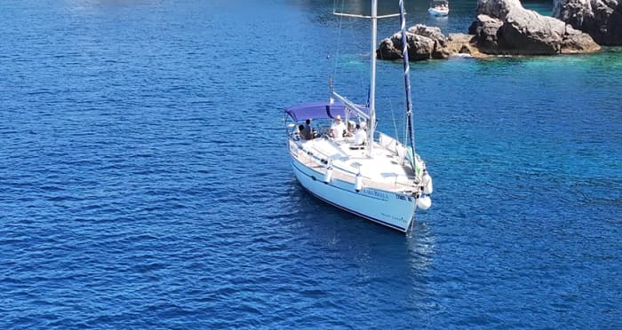 Całodniowa prywatna wycieczka jachtem z Dubrownika na Wyspy Elafickie – Koločep, Błękitna Jaskinia, plaża Sunj i Lopud