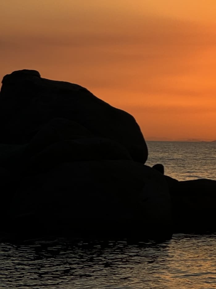 El atardecer de Villasimius entre la luz dorada y el silencio.