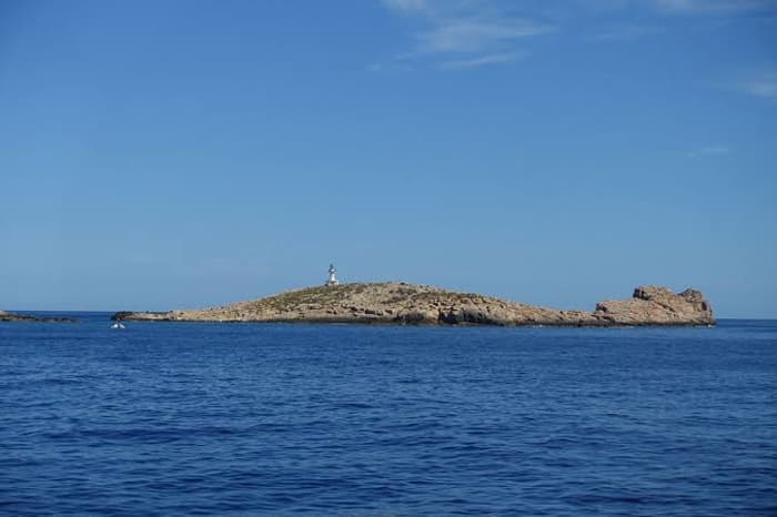 Privéjachtervaring – Es Vedrà en de Savage Islands | Een uitzonderlijke dag aan boord van de NEO